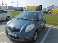 witam . sprzedam toyote yaris. Uzytkowany przez prywatna osobe.bardzo bogata wersja jak w opisie wyzej plus skórzana kierownica klimatyzacja radio mp3. parktronic serwisowany w aso toyota po przegladzie przy 53500. kpl kluczy ksiazka serw.Historia do