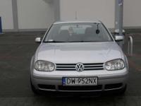 Sprzedam VW GOLF IV 1,9 TDI 74KW. Wyposażenie: ESP, ABS, el. szyby, el. i podgrzewane lusterka, welurowa tapicerka, klimatronic, poduszki pow. Autko zadbane czyste, właścicielka nie paląca.