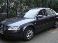 Sprzedam VW PASSAT B5. Bogata wersja : climatronik, alarm z antynapadem, welurowa tapicerka, podgrzewane lusterka, radio z CD, przednie fotele z dodatkową regulacją. Sprowadzony w   2007 roku. Pierwszy właściciel w Polsce. Użytkowany przez kobietę, osobę