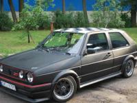 Do sprzedania vw golf 2 gti wersia edition one.Moc silnika 110 KM oryginalne wnetrze edition one fotel kierowcy lekko przetarty.Elektryczny szyber dach.Lakier na aucie to strukturalny czarny mat,obecnie szachownica na dachu jest odklejona.Auto posiada